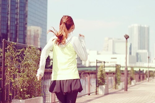 運動する女性